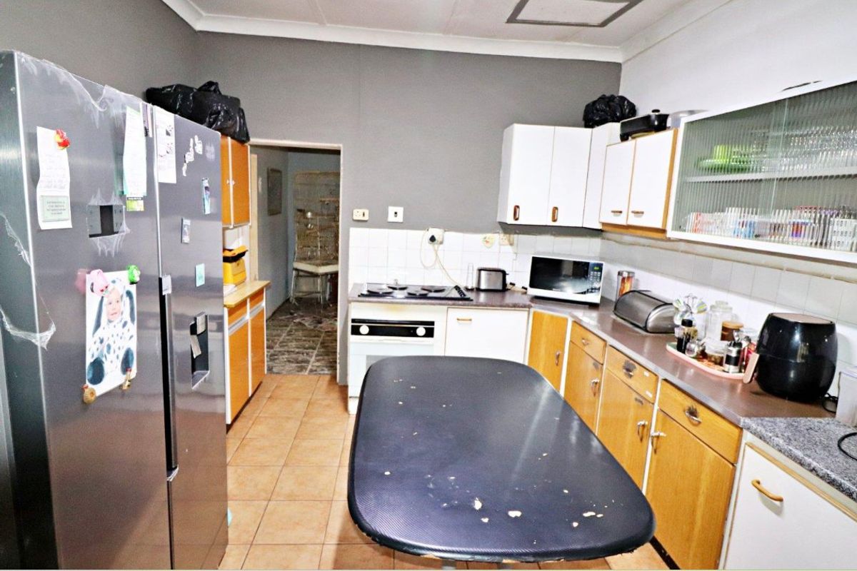 A Lovely Family Home in Fishers Hill with a Cottage. - Photo 3