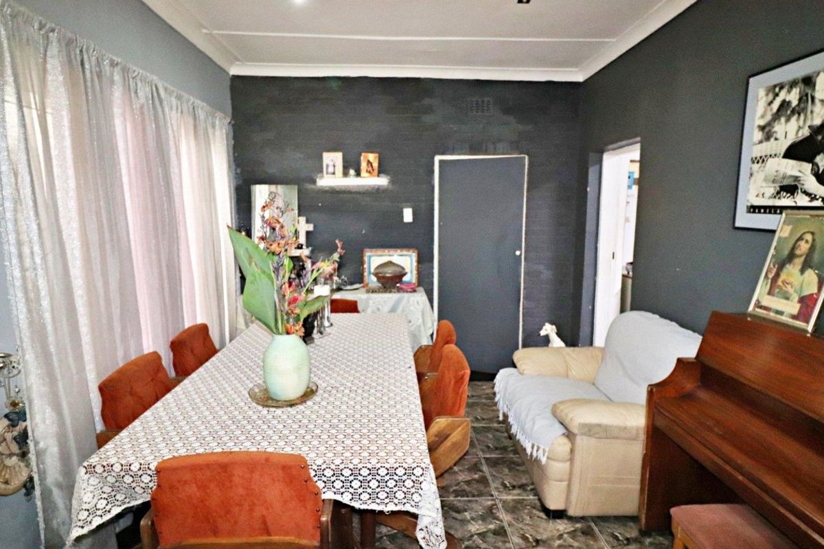 Renovators Dream – 3 Bedrooms, Full Bathroom - Photo 5