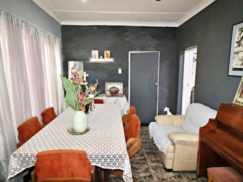 Renovators Dream – 3 Bedrooms, Full Bathroom - Photo 5