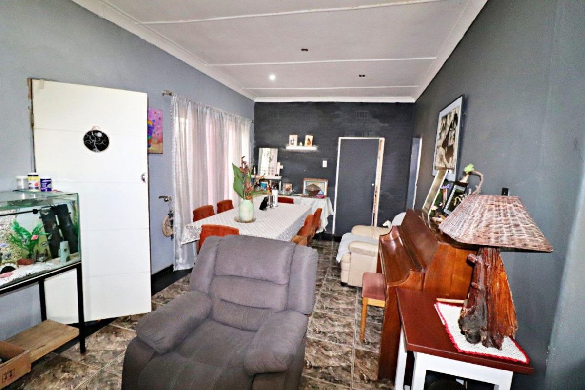 Renovators Dream – 3 Bedrooms, Full Bathroom - Photo 3