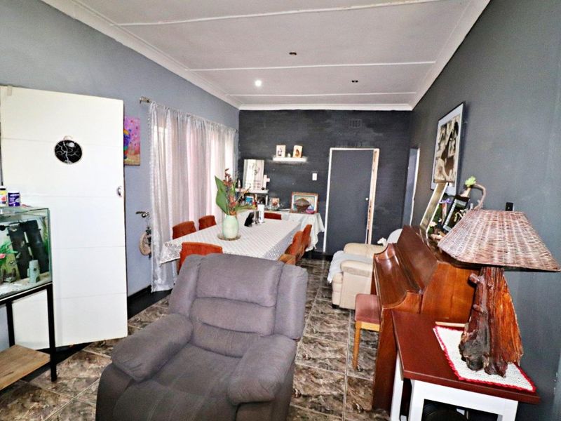 Renovators Dream – 3 Bedrooms, Full Bathroom - Photo 3