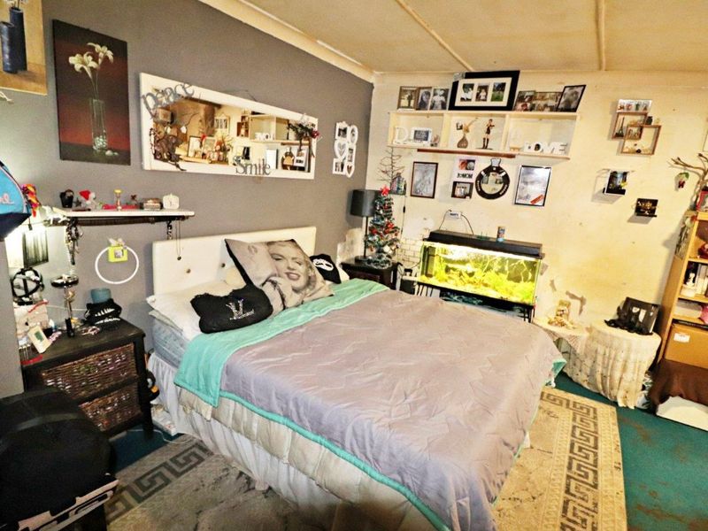 Renovators Dream – 3 Bedrooms, Full Bathroom - Photo 9