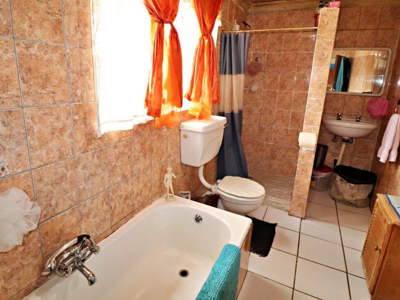 Renovators Dream – 3 Bedrooms, Full Bathroom - Photo 8
