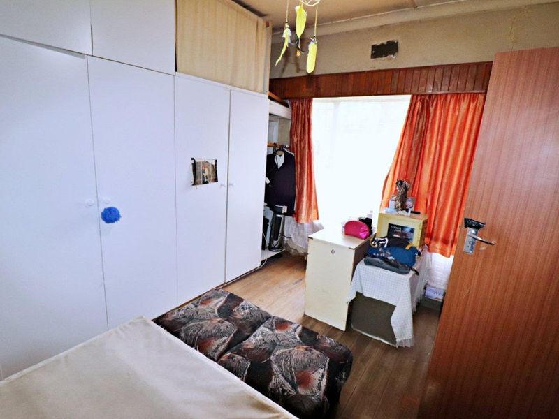 Renovators Dream – 3 Bedrooms, Full Bathroom - Photo 7
