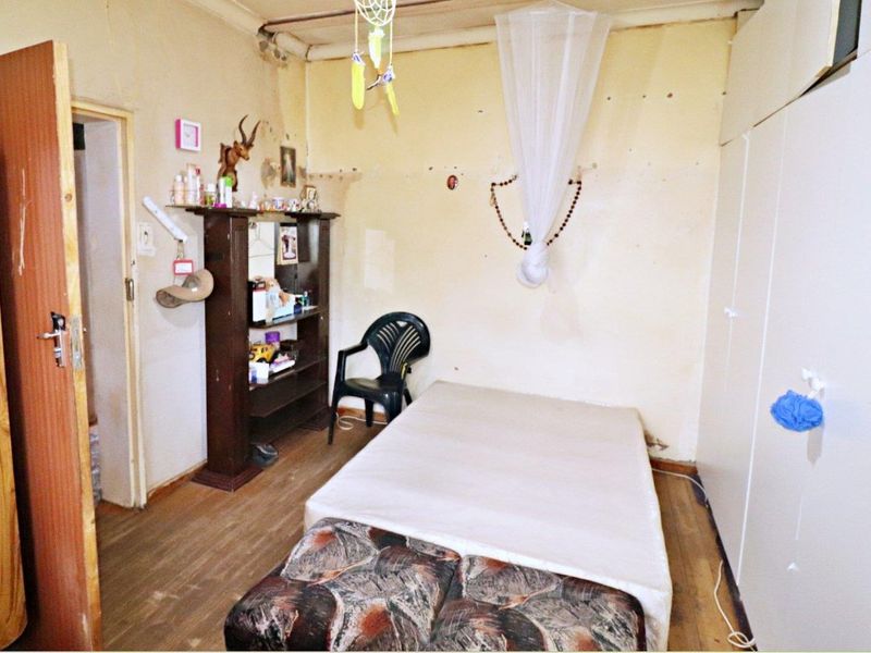 Renovators Dream – 3 Bedrooms, Full Bathroom - Photo 6