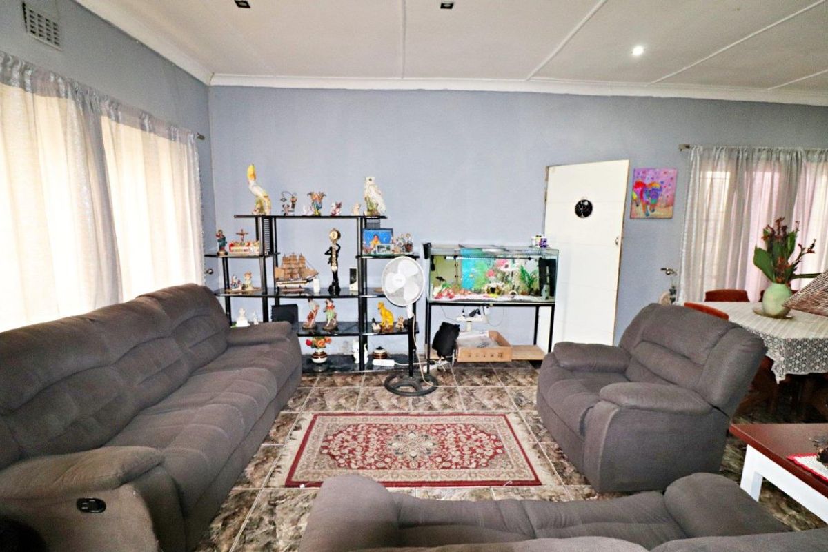 Renovators Dream – 3 Bedrooms, Full Bathroom - Photo 2