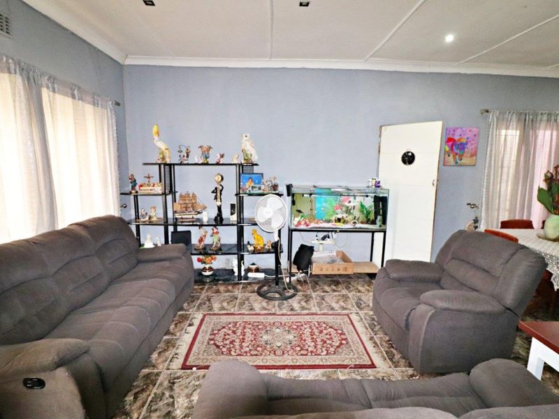 Renovators Dream – 3 Bedrooms, Full Bathroom - Photo 2