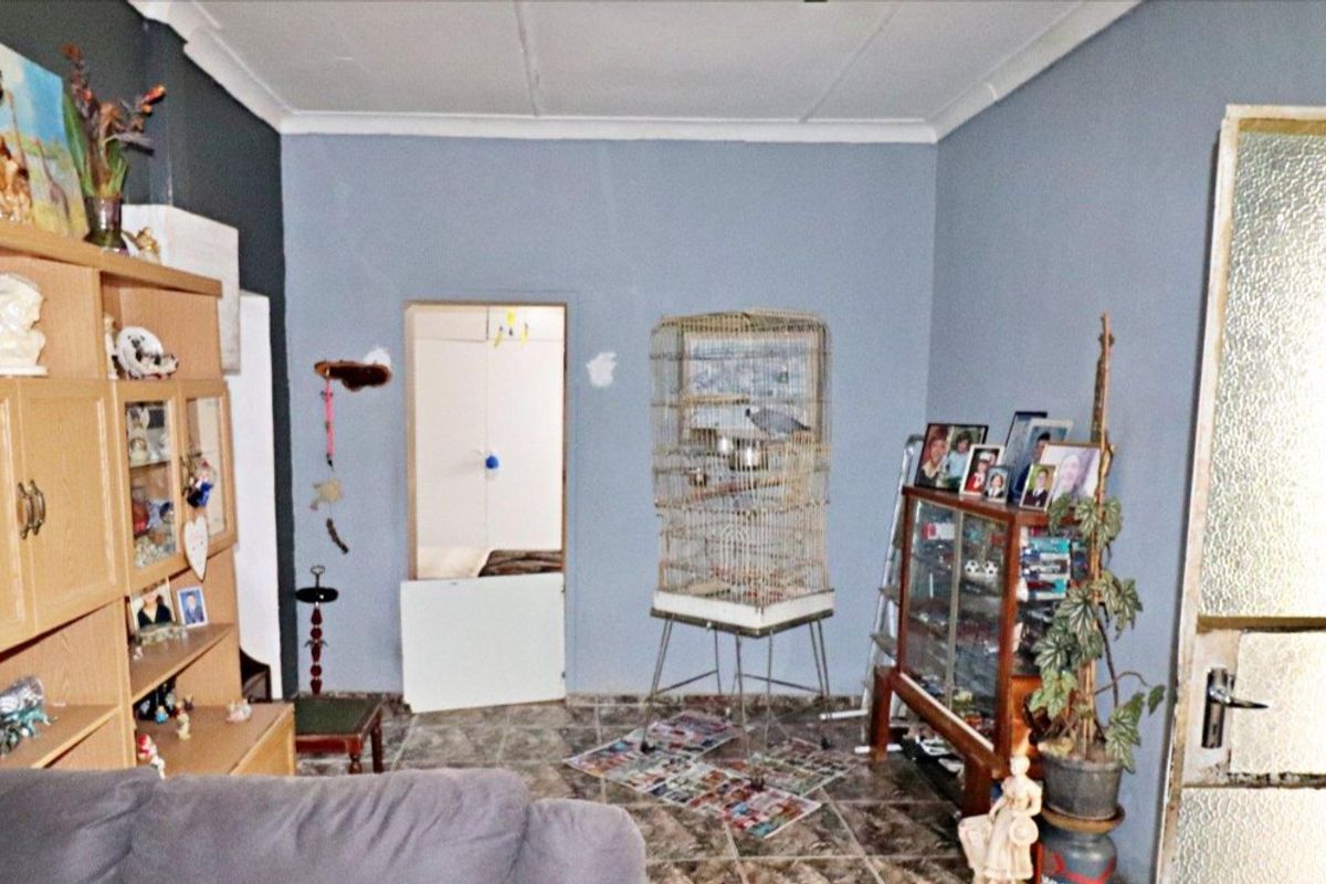 Renovators Dream – 3 Bedrooms, Full Bathroom - Photo 4