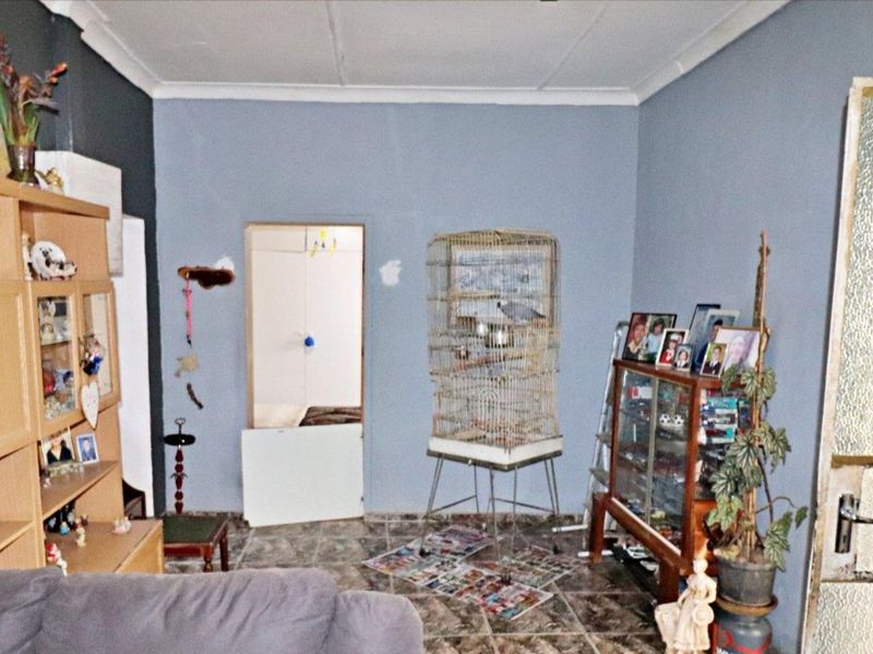 Renovators Dream – 3 Bedrooms, Full Bathroom - Photo 4