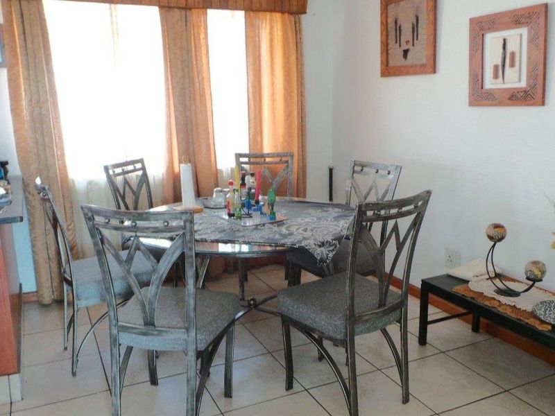 Large Family Townhouse with Private Garden & Pet-Friendly  - Photo 7