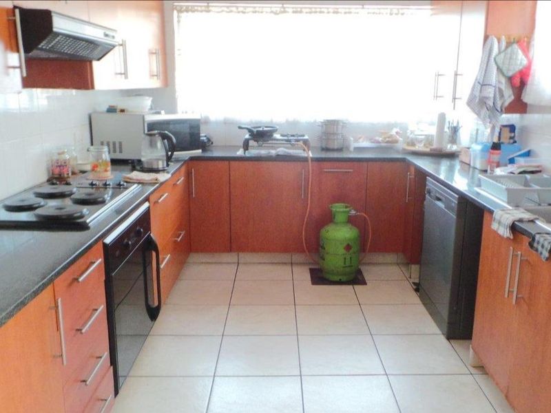 Large Family Townhouse with Private Garden & Pet-Friendly  - Photo 6