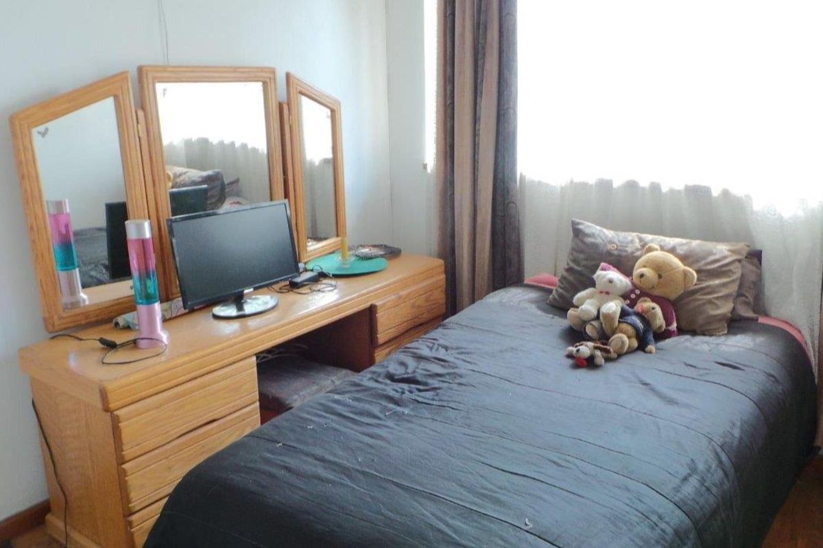 Large Family Townhouse with Private Garden & Pet-Friendly  - Photo 4