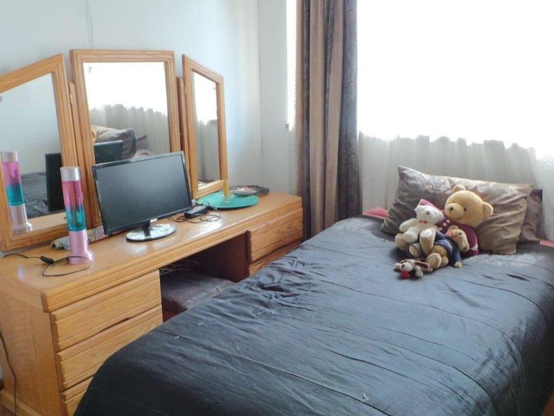 Large Family Townhouse with Private Garden & Pet-Friendly  - Photo 4