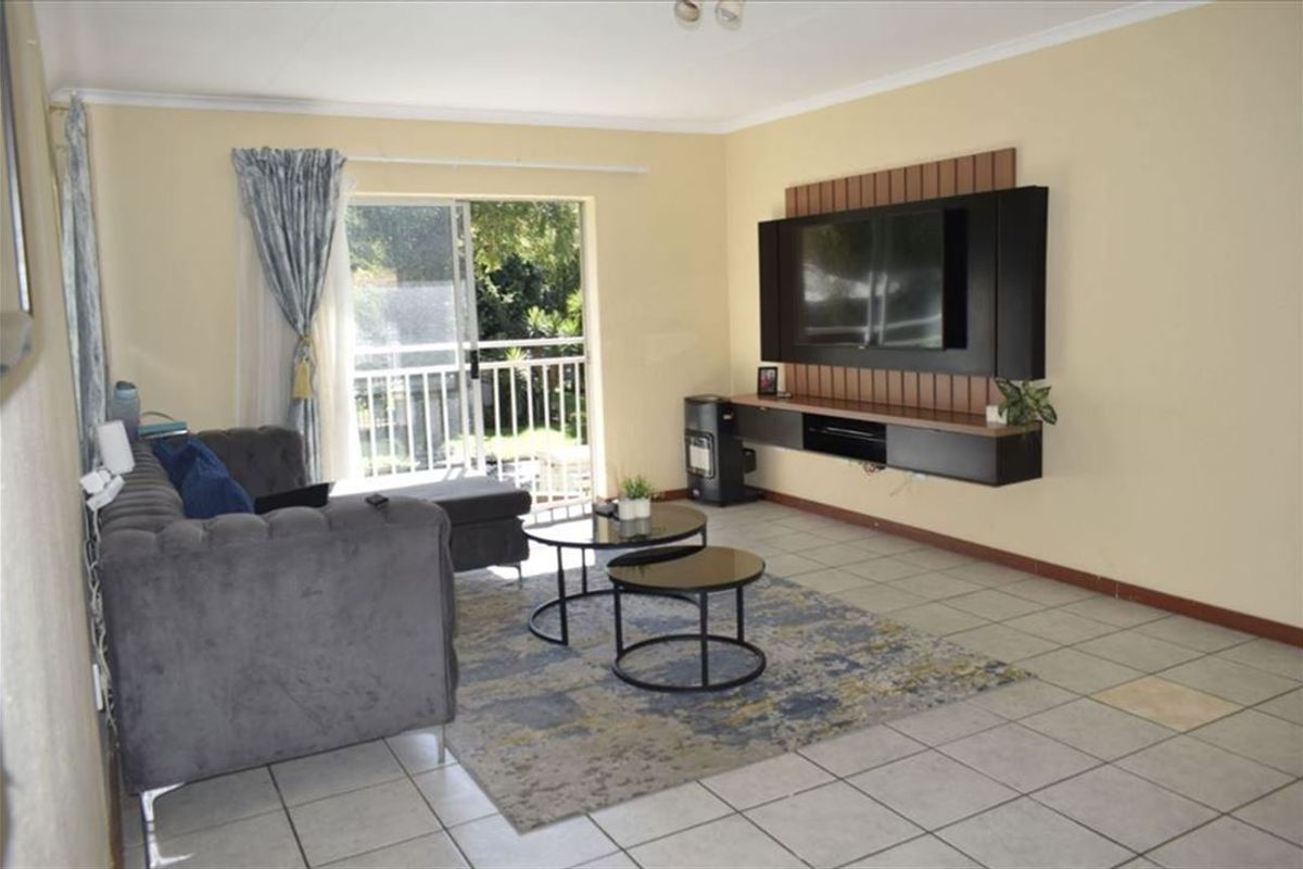 Charming Home with Pool and Practical Living Spaces - Photo 2