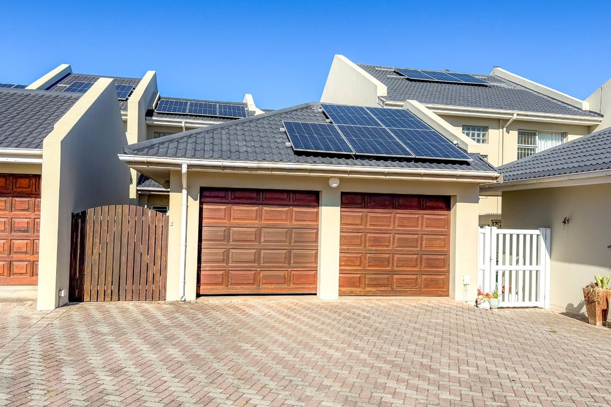Upmarket Seaspray Estate Living; Your Chance to Own Coastal Elegance in Gonubie with Magical Elevated Sea Views.  - Photo 3