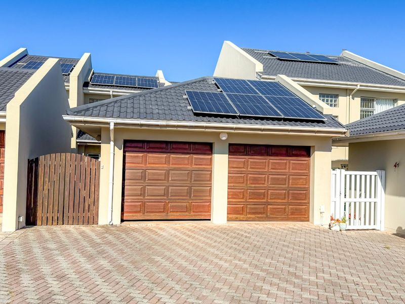 Upmarket Seaspray Estate Living; Your Chance to Own Coastal Elegance in Gonubie with Magical Elevated Sea Views.  - Photo 3