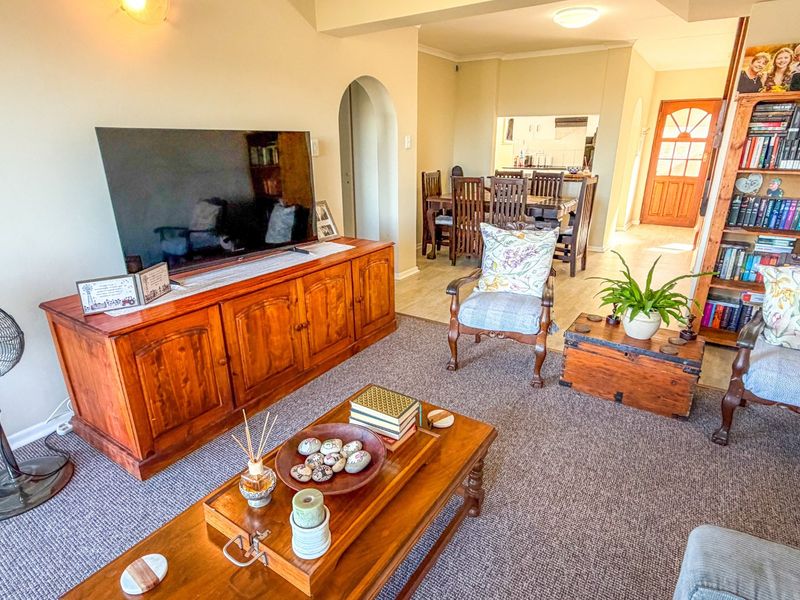 Upmarket Seaspray Estate Living; Your Chance to Own Coastal Elegance in Gonubie with Magical Elevated Sea Views.  - Photo 10