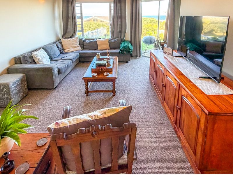 Upmarket Seaspray Estate Living; Your Chance to Own Coastal Elegance in Gonubie with Magical Elevated Sea Views.  - Photo 10