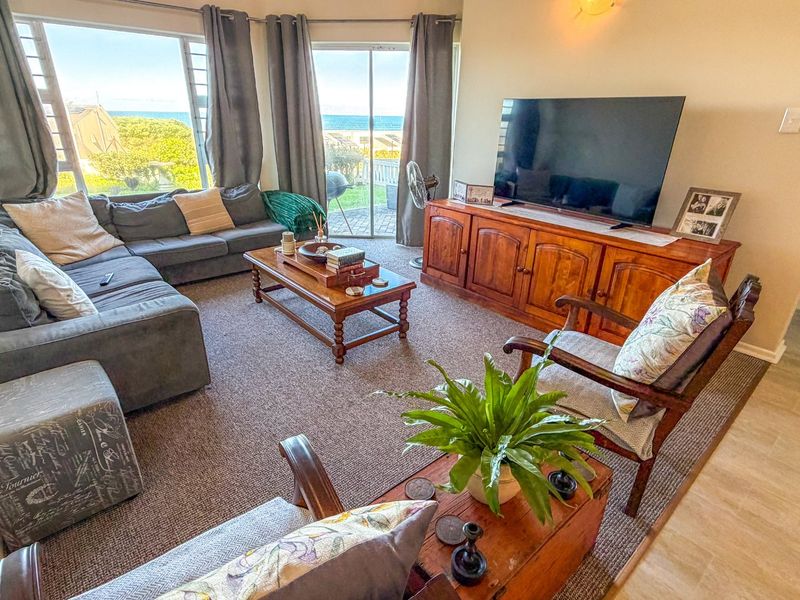 Upmarket Seaspray Estate Living; Your Chance to Own Coastal Elegance in Gonubie with Magical Elevated Sea Views.  - Photo 9