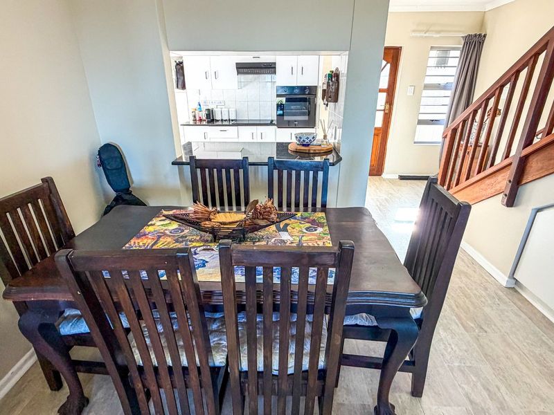Upmarket Seaspray Estate Living; Your Chance to Own Coastal Elegance in Gonubie with Magical Elevated Sea Views.  - Photo 7