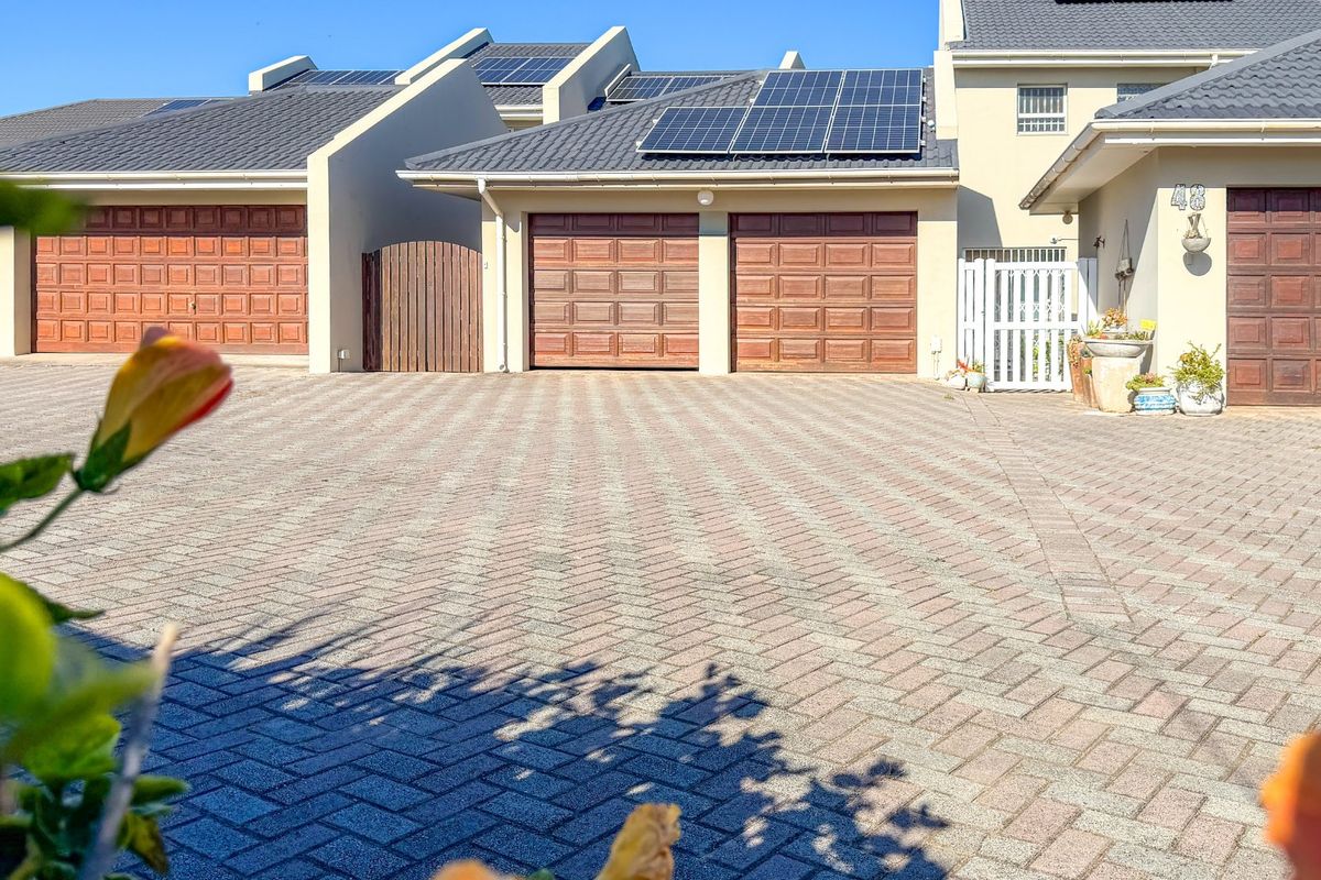 Upmarket Seaspray Estate Living; Your Chance to Own Coastal Elegance in Gonubie with Magical Elevated Sea Views.  - Photo 2