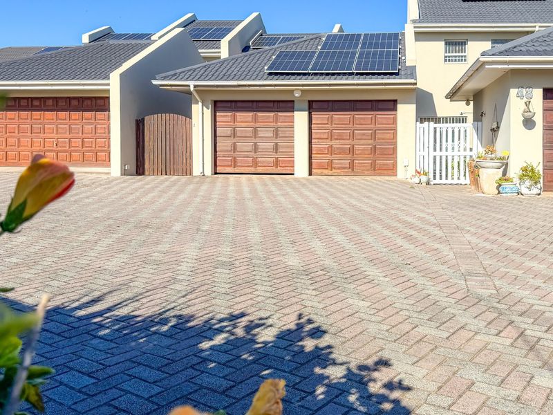 Upmarket Seaspray Estate Living; Your Chance to Own Coastal Elegance in Gonubie with Magical Elevated Sea Views.  - Photo 2