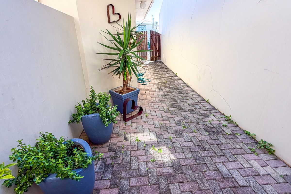 Upmarket Seaspray Estate Living; Your Chance to Own Coastal Elegance in Gonubie with Magical Elevated Sea Views.  - Photo 4