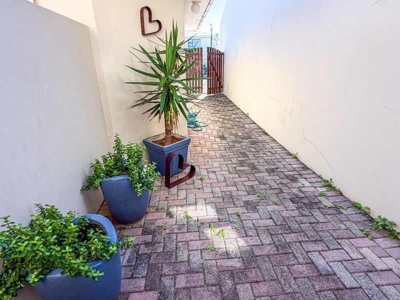 Upmarket Seaspray Estate Living; Your Chance to Own Coastal Elegance in Gonubie with Magical Elevated Sea Views.  - Photo 4