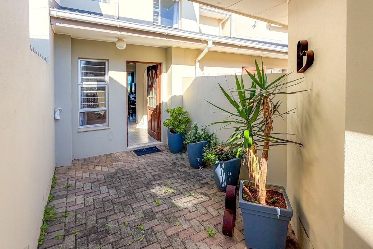 Upmarket Seaspray Estate Living; Your Chance to Own Coastal Elegance in Gonubie with Magical Elevated Sea Views.  - Photo 5