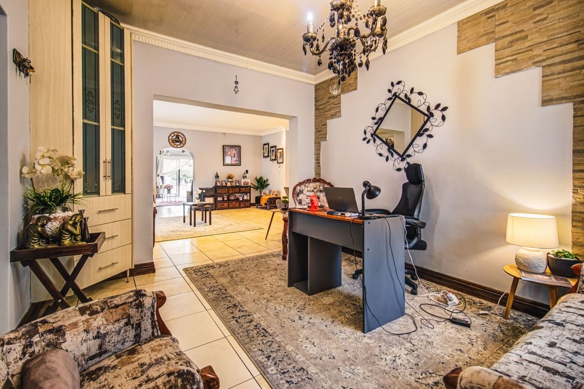 Grand Living, Modern Charm   - Photo 5