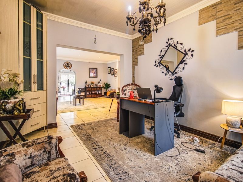 Grand Living, Modern Charm   - Photo 5