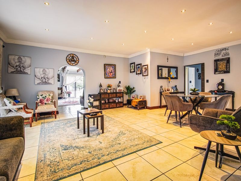Grand Living, Modern Charm   - Photo 10