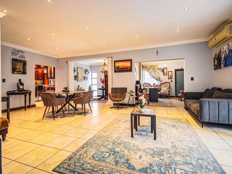 Grand Living, Modern Charm   - Photo 9