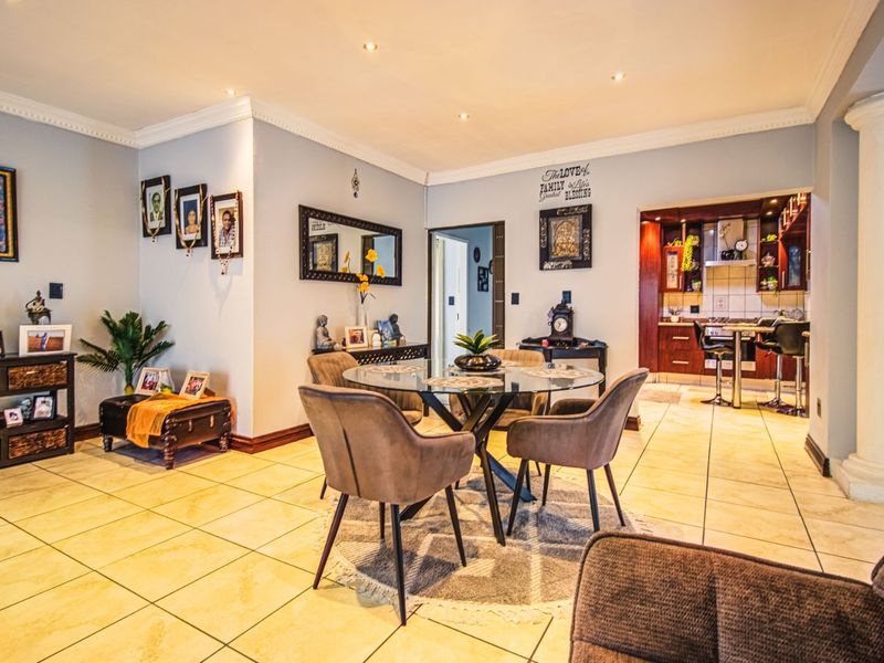 Grand Living, Modern Charm   - Photo 8