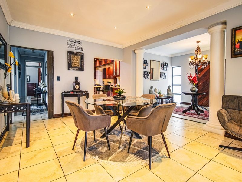 Grand Living, Modern Charm   - Photo 7