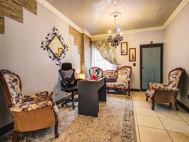 Grand Living, Modern Charm   - Photo 6