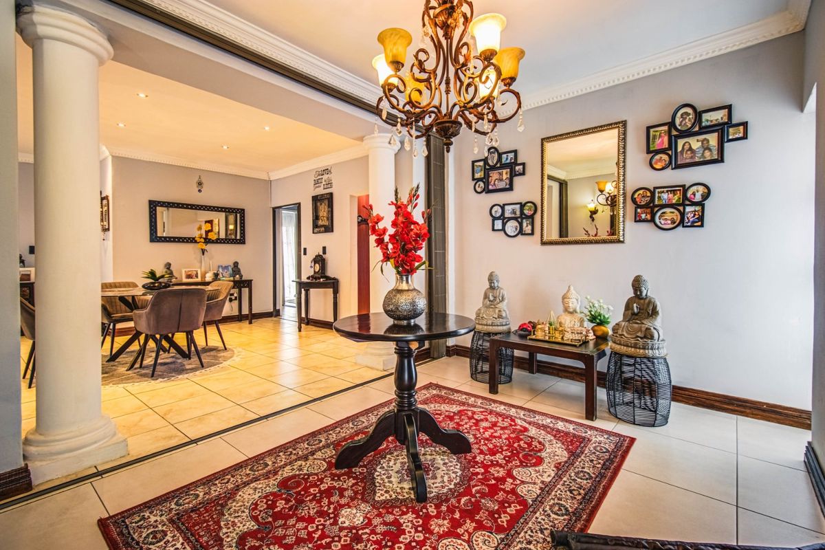 Grand Living, Modern Charm   - Photo 4