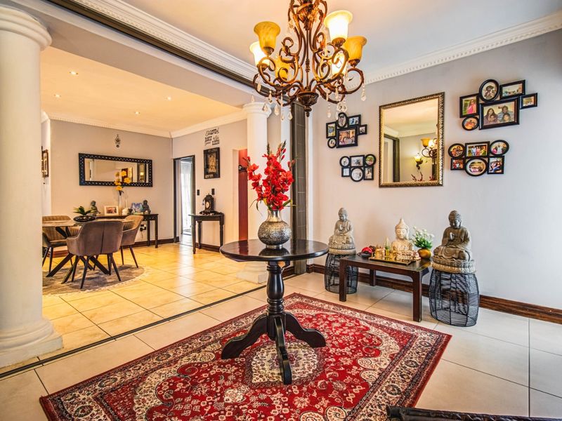 Grand Living, Modern Charm   - Photo 4