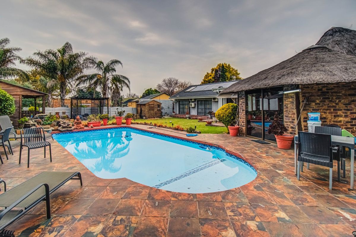 Grand Living, Modern Charm   - Photo 2