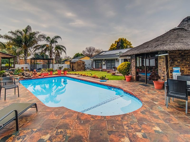 Grand Living, Modern Charm   - Photo 2