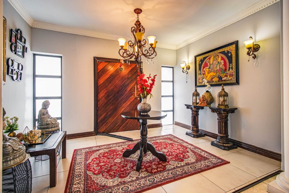 Grand Living, Modern Charm   - Photo 3