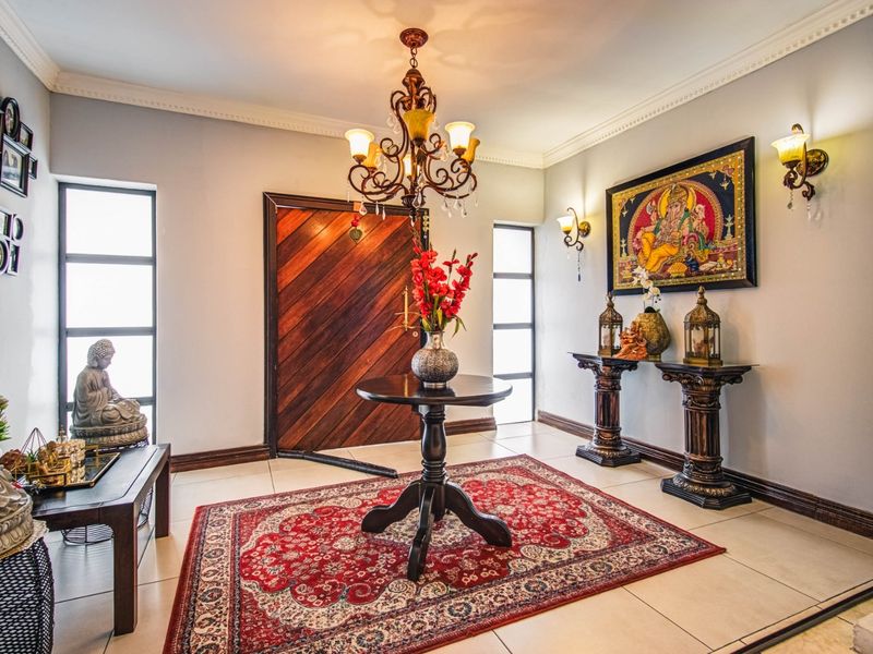 Grand Living, Modern Charm   - Photo 3