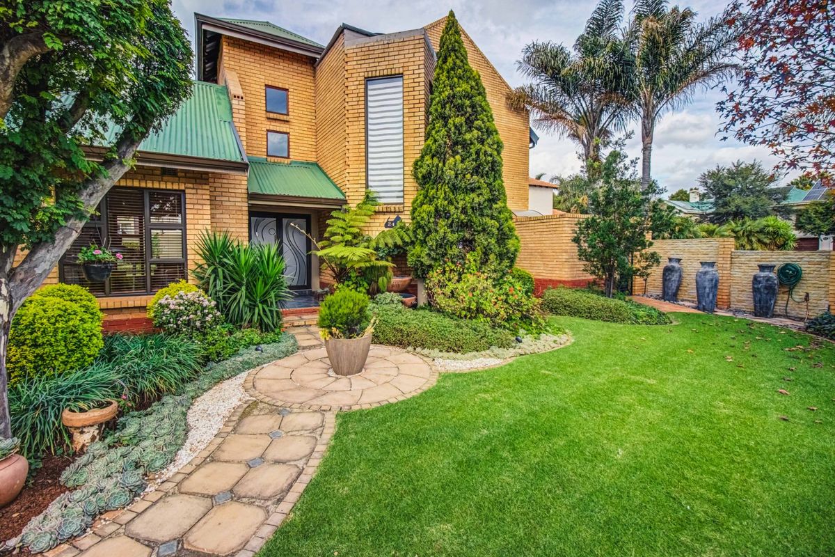 Superb Designer Home - Photo 2