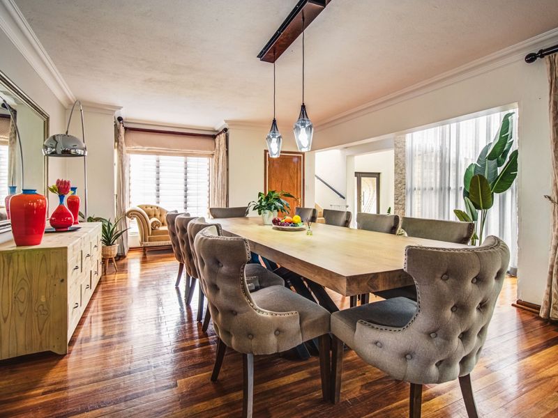 Superb Designer Home - Photo 3