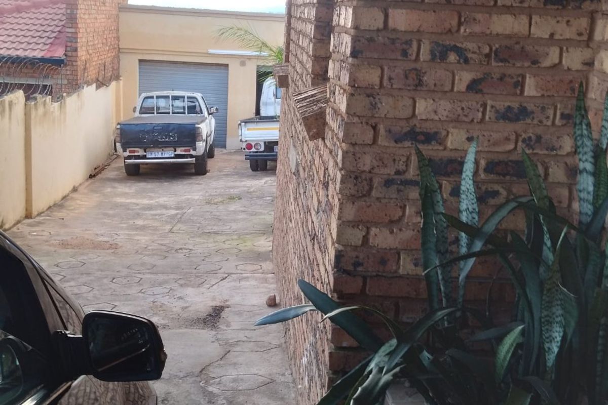 Spacious 3 bedroom home in Atteridgeville + 2 garages + 2 carports - Photo 2