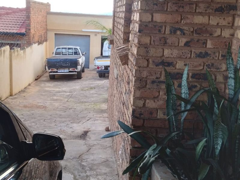 Spacious 3 bedroom home in Atteridgeville + 2 garages + 2 carports - Photo 2