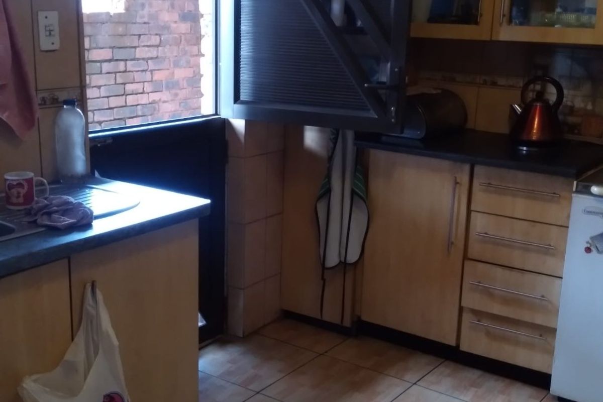 Spacious 3 bedroom home in Atteridgeville + 2 garages + 2 carports - Photo 5