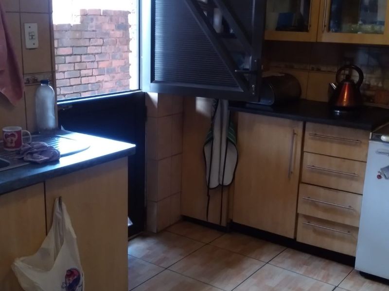 Spacious 3 bedroom home in Atteridgeville + 2 garages + 2 carports - Photo 5