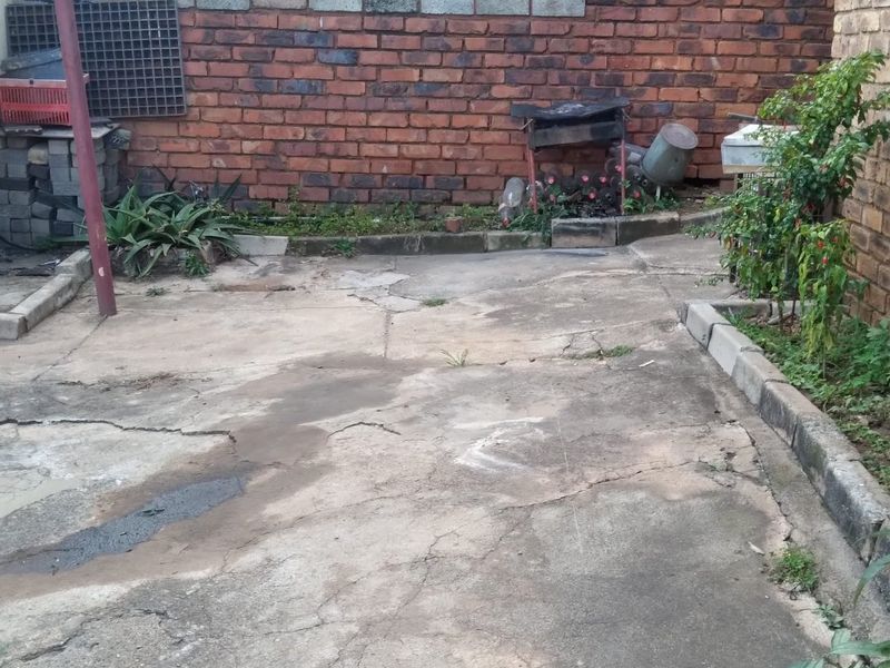 Spacious 3 bedroom home in Atteridgeville + 2 garages + 2 carports - Photo 1