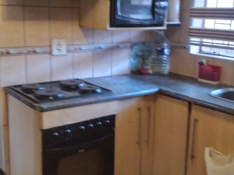 Spacious 3 bedroom home in Atteridgeville + 2 garages + 2 carports - Photo 4